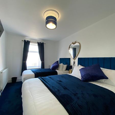 Aquarius Apartment - Sea View - Sleeps Seven Блэкпул Экстерьер фото